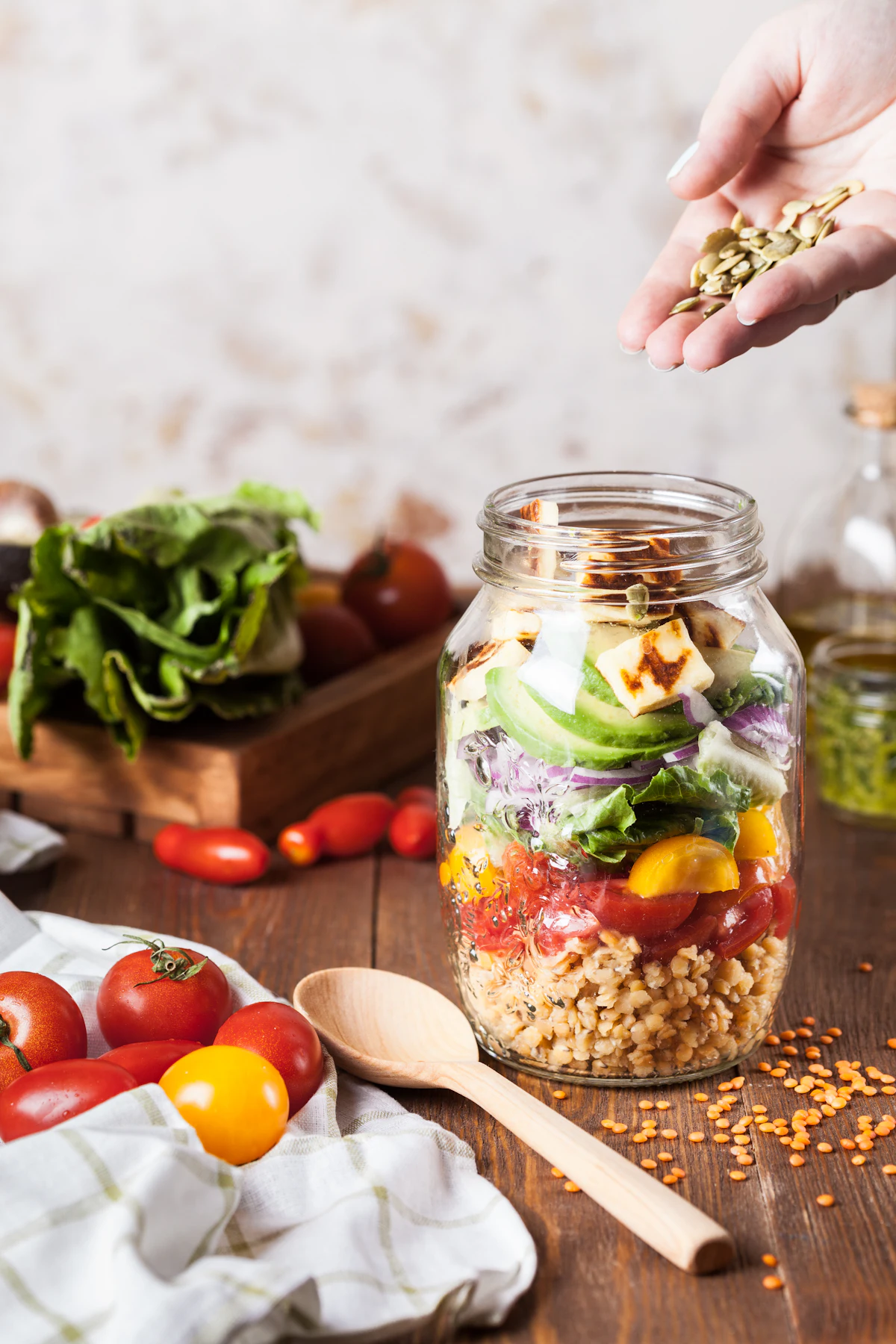 Insalata a strati in un barattolo di vetro, pronta da portare via