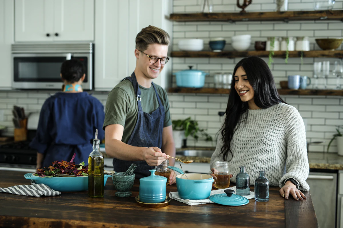 Persone che cucinano insieme nella cucina di casa